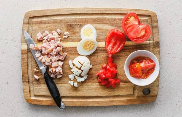 Салат «Курица под кайфом» с маком, копченой курицей, сухариками и помидорами