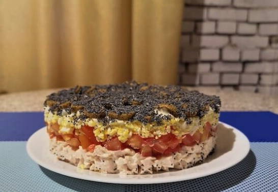 Салат «Курица под кайфом» с маком и копченой курицей