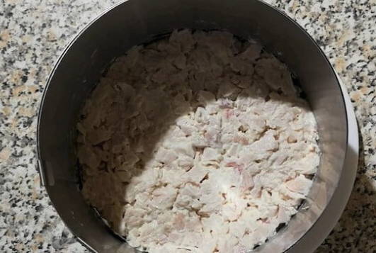 Салат «Курица под кайфом» с маком и копченой курицей