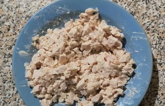 Салат «Курица под кайфом» с маком и копченой курицей