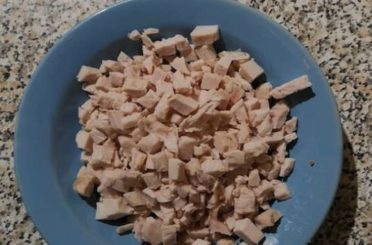 Салат «Курица под кайфом» с маком и копченой курицей