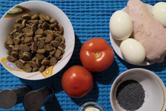 Салат «Курица под кайфом» с маком и копченой курицей