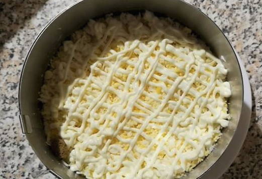 Салат «Курица под кайфом» с маком и копченой курицей