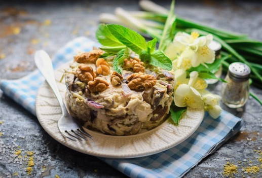 Салат «Королевский» с курицей, грибами и грецкими орехами