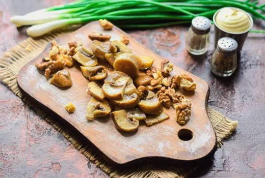 Салат «Королевский» с курицей, грибами и грецкими орехами