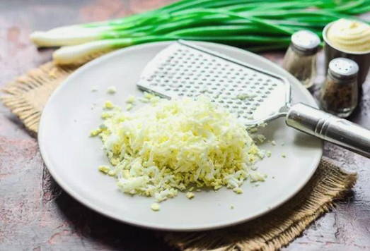 Салат «Королевский» с курицей, грибами и грецкими орехами