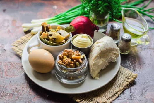 Салат «Королевский» с курицей, грибами и грецкими орехами