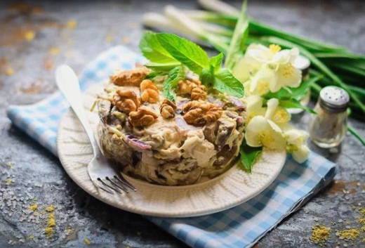 Салат «Королевский» с курицей, грибами и грецкими орехами