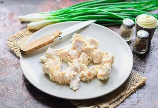 Салат «Королевский» с курицей, грибами и грецкими орехами