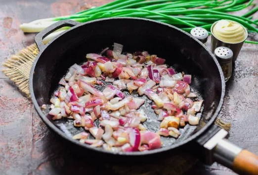 Салат «Королевский» с курицей, грибами и грецкими орехами