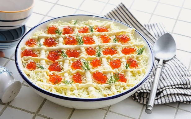 Салат «Королевский» с креветками, кальмарами и красной икрой