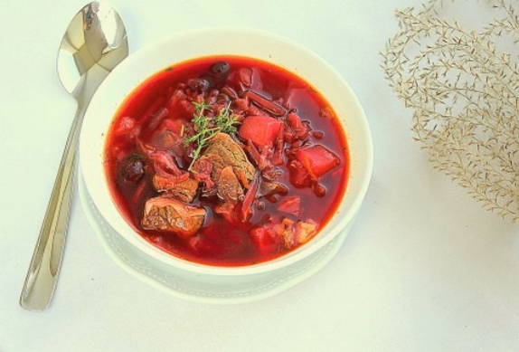 Борщ с говядиной, свежей капустой и свеклой
