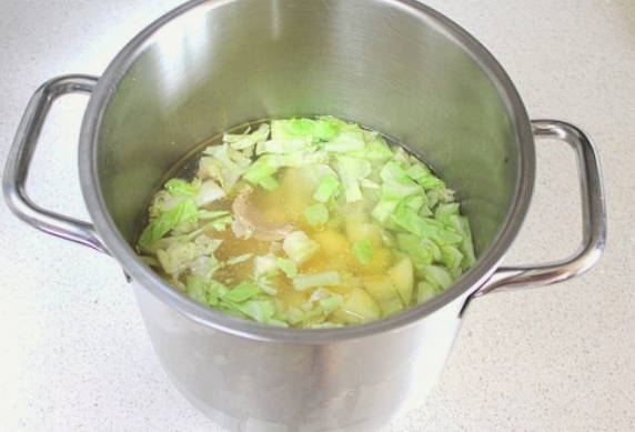 Борщ с говядиной, свежей капустой и свеклой