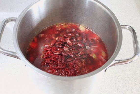Борщ с говядиной, свежей капустой и свеклой