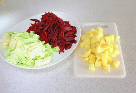 Борщ с говядиной, свежей капустой и свеклой