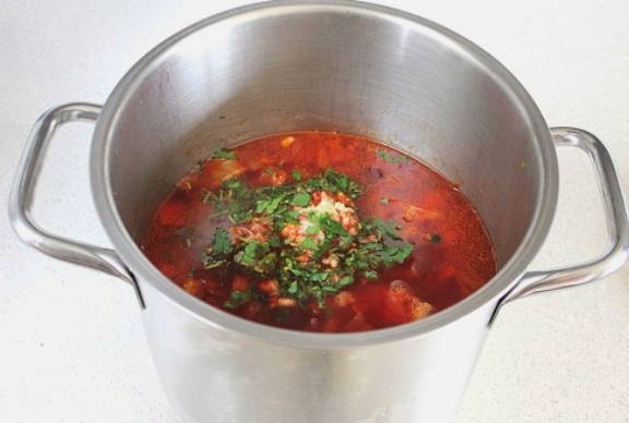 Борщ с говядиной, свежей капустой и свеклой