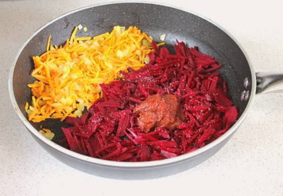 Борщ с говядиной, свежей капустой и свеклой