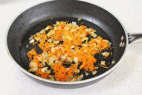 Борщ с говядиной, свежей капустой и свеклой