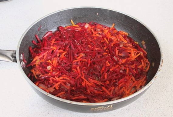 Борщ с говядиной, свежей капустой и свеклой