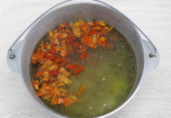 Борщ из квашеной капусты со свеклой и мясом