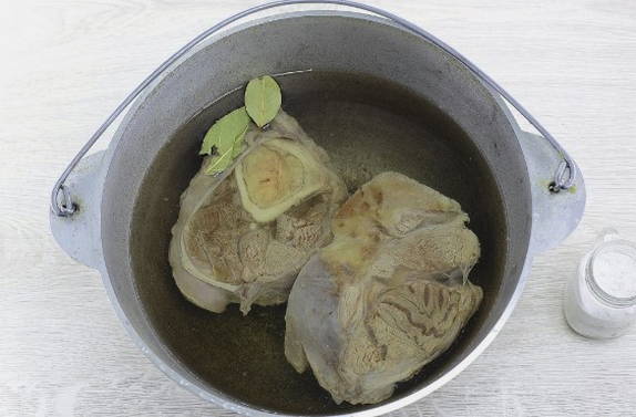 Борщ из квашеной капусты со свеклой и мясом
