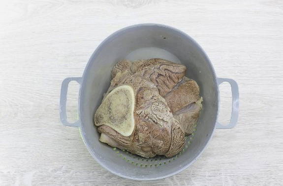 Борщ из квашеной капусты со свеклой и мясом