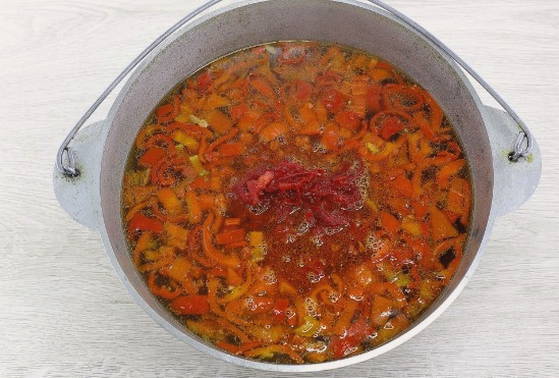 Борщ из квашеной капусты со свеклой и мясом