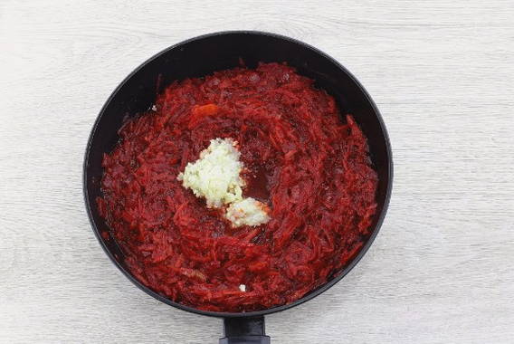 Борщ из квашеной капусты со свеклой и мясом