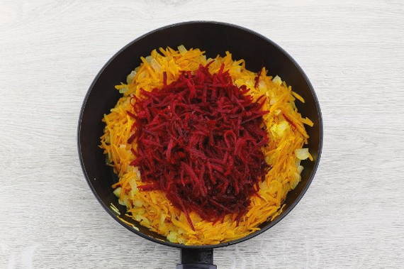 Борщ из квашеной капусты со свеклой и мясом