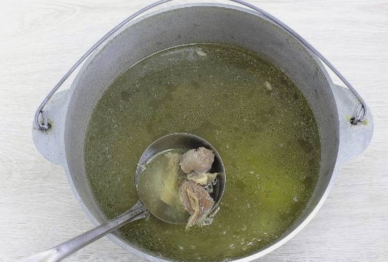 Борщ из квашеной капусты со свеклой и мясом