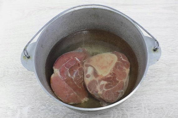 Борщ из квашеной капусты со свеклой и мясом