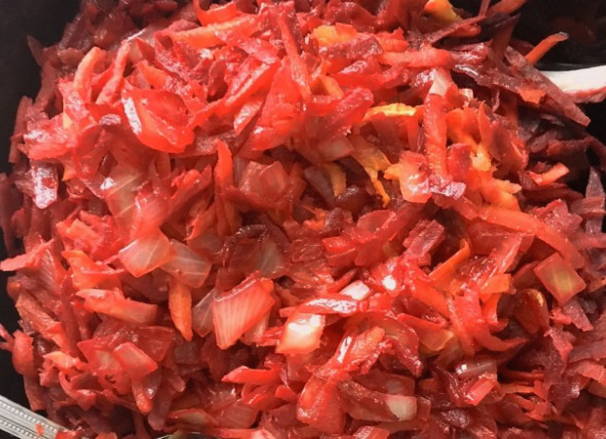 Борщ с квашеной капустой, свеклой и говядиной