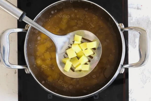 Борщ с квашеной капустой, свеклой и говядиной