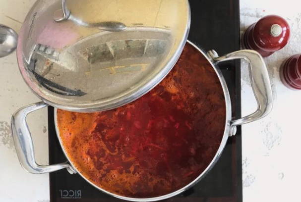 Борщ с квашеной капустой, свеклой и говядиной