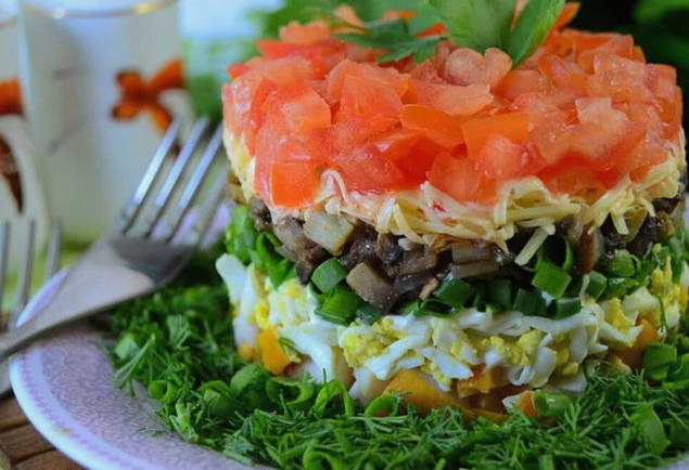 Салат «Красная шапочка» с копченой курицей
