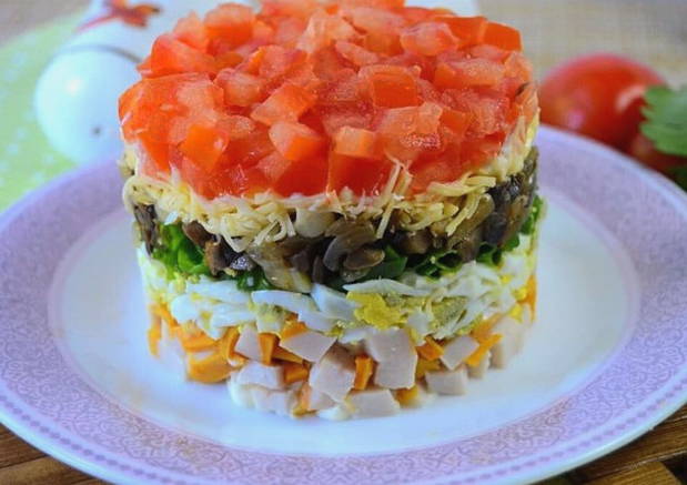 Салат «Красная шапочка» с копченой курицей