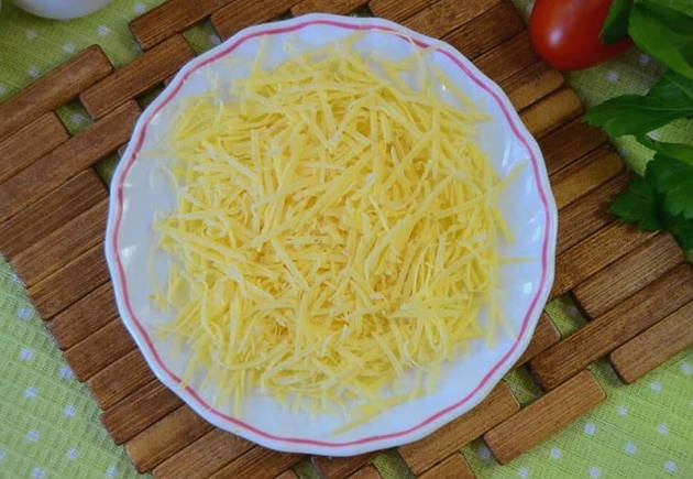 Салат «Красная шапочка» с копченой курицей