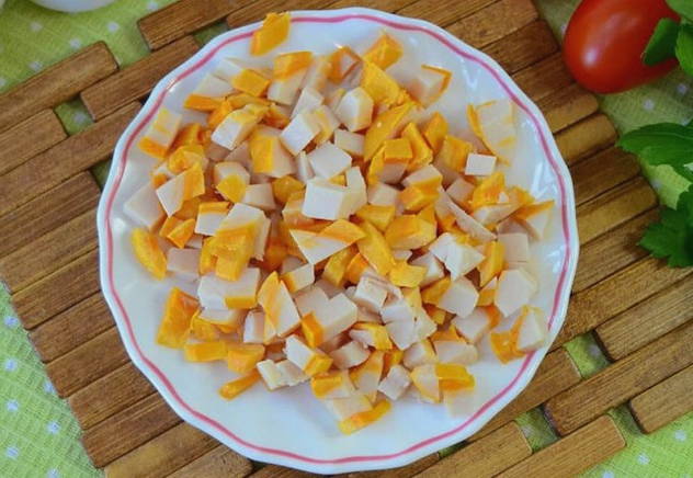 Салат «Красная шапочка» с копченой курицей