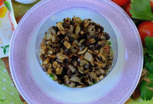 Салат «Красная шапочка» с копченой курицей