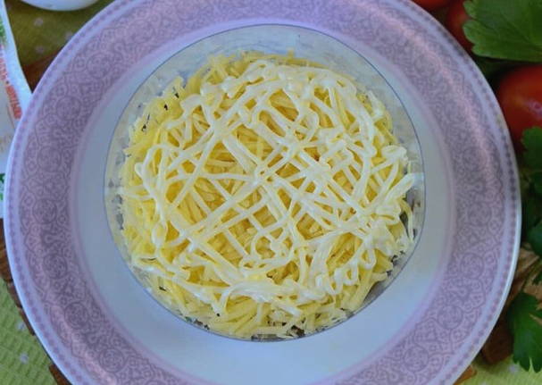 Салат «Красная шапочка» с копченой курицей