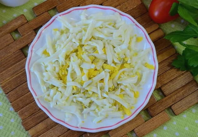 Салат «Красная шапочка» с копченой курицей