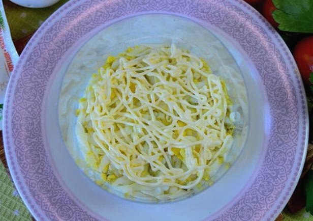 Салат «Красная шапочка» с копченой курицей