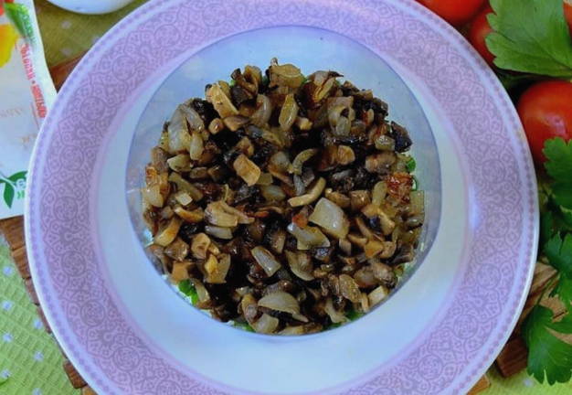 Салат «Красная шапочка» с копченой курицей