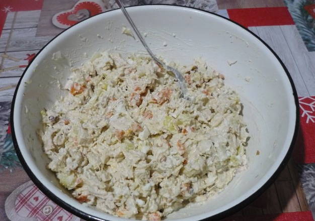 Салат «Красная шапочка» с гранатом и курицей