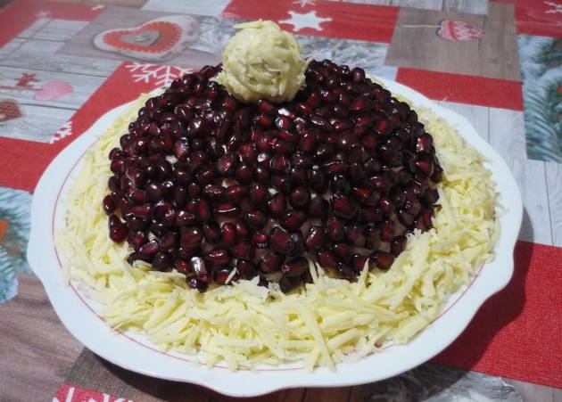 Салат «Красная шапочка» с гранатом и курицей