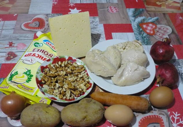 Салат «Красная шапочка» с гранатом и курицей