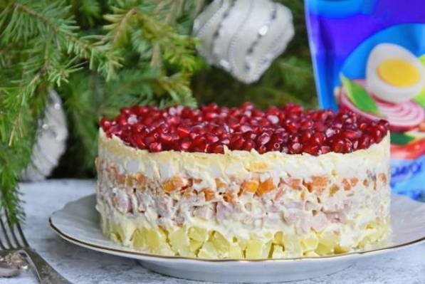 Салат «Красная шапочка» с гранатом и грецким орехом с курицей и сыром