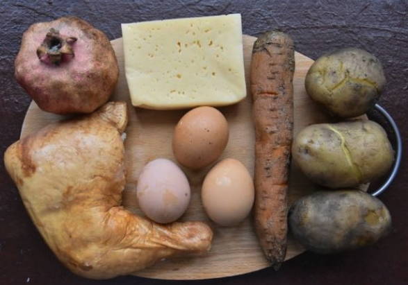 Салат «Красная шапочка» с гранатом и грецким орехом с курицей и сыром