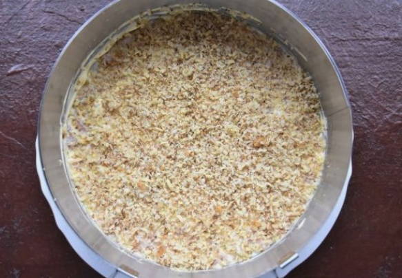 Салат «Красная шапочка» с гранатом и грецким орехом с курицей и сыром