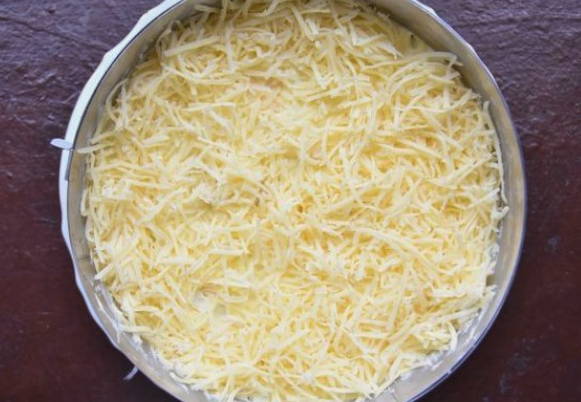 Салат «Красная шапочка» с гранатом и грецким орехом с курицей и сыром